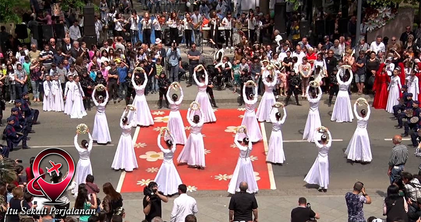 Georgia Nikmati Malam yang Hidup dan Berwarna