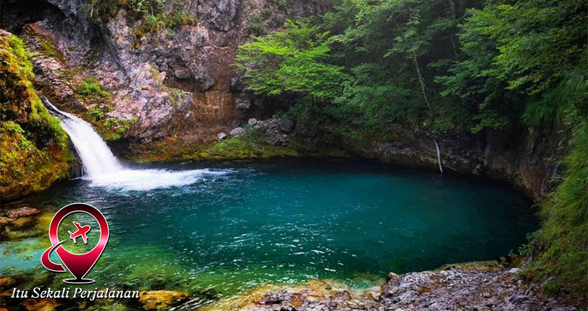 Merasakan Kesegaran Air Terjun Blue Eye Albania